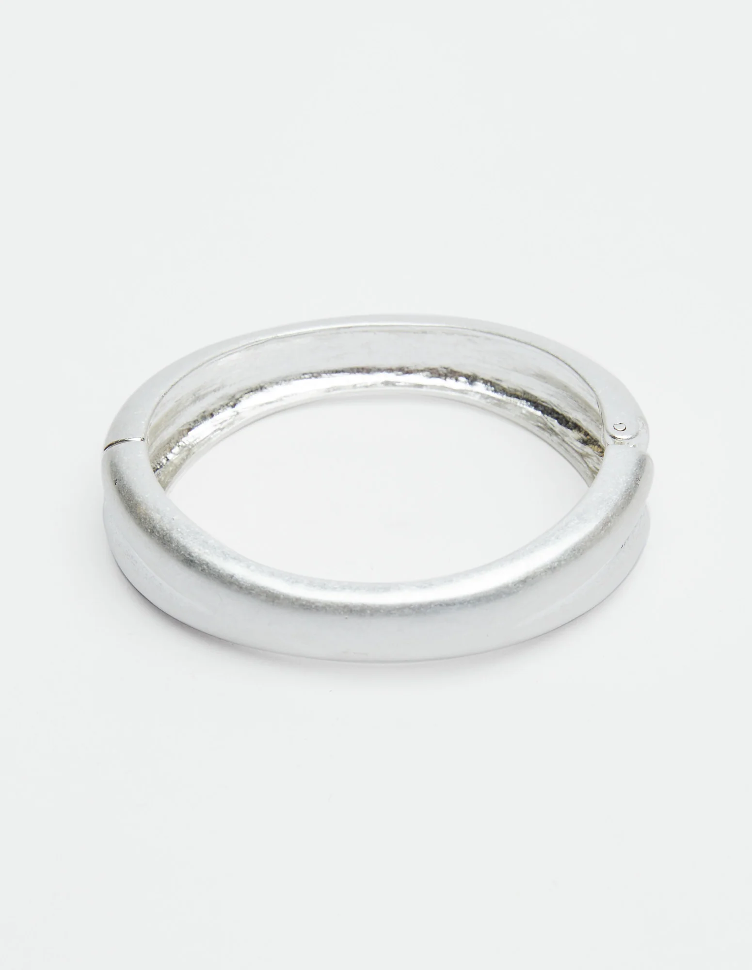 DIMPLED HINGED BANGLE - Image 2