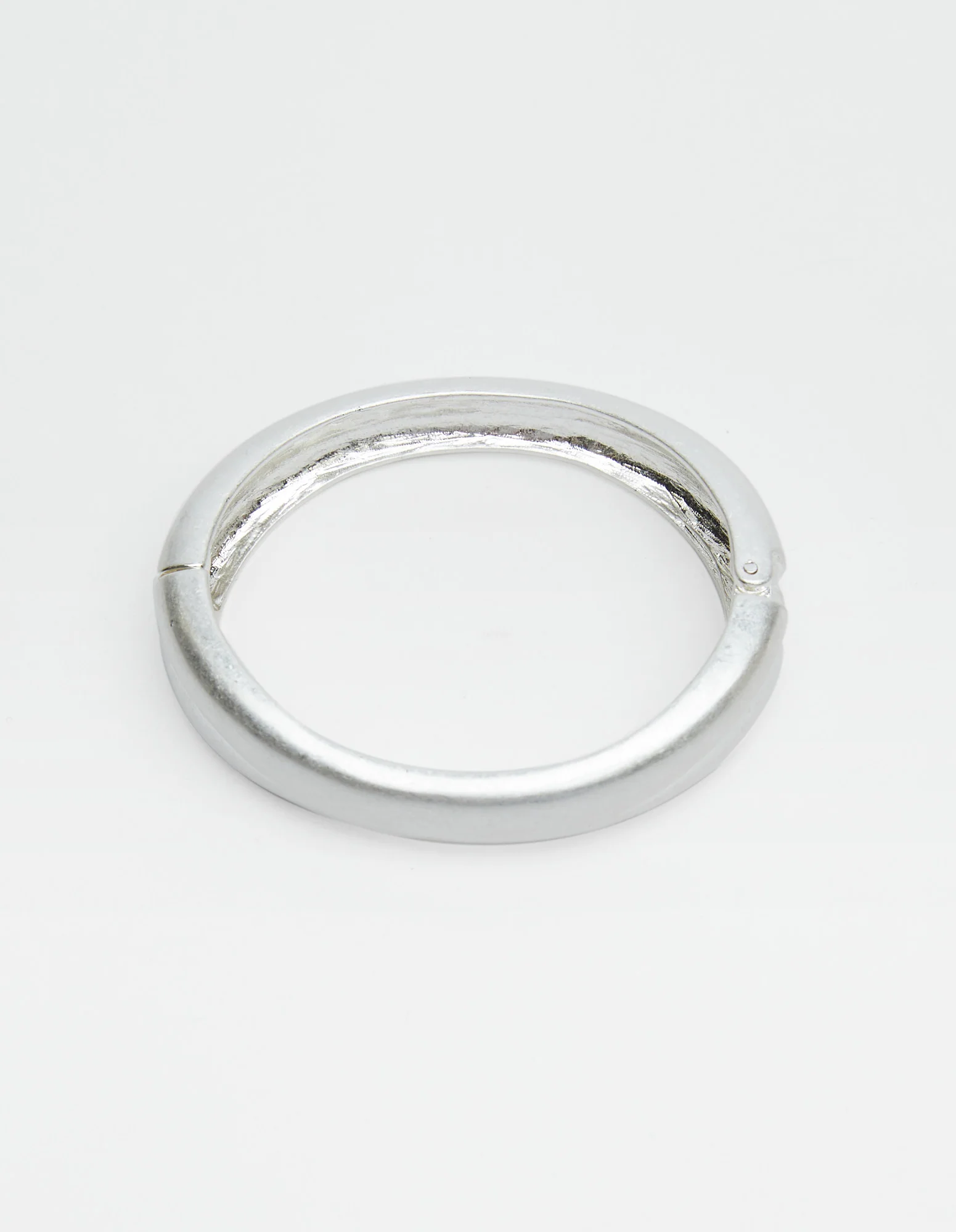 DIMPLED HINGED BANGLE - Image 3