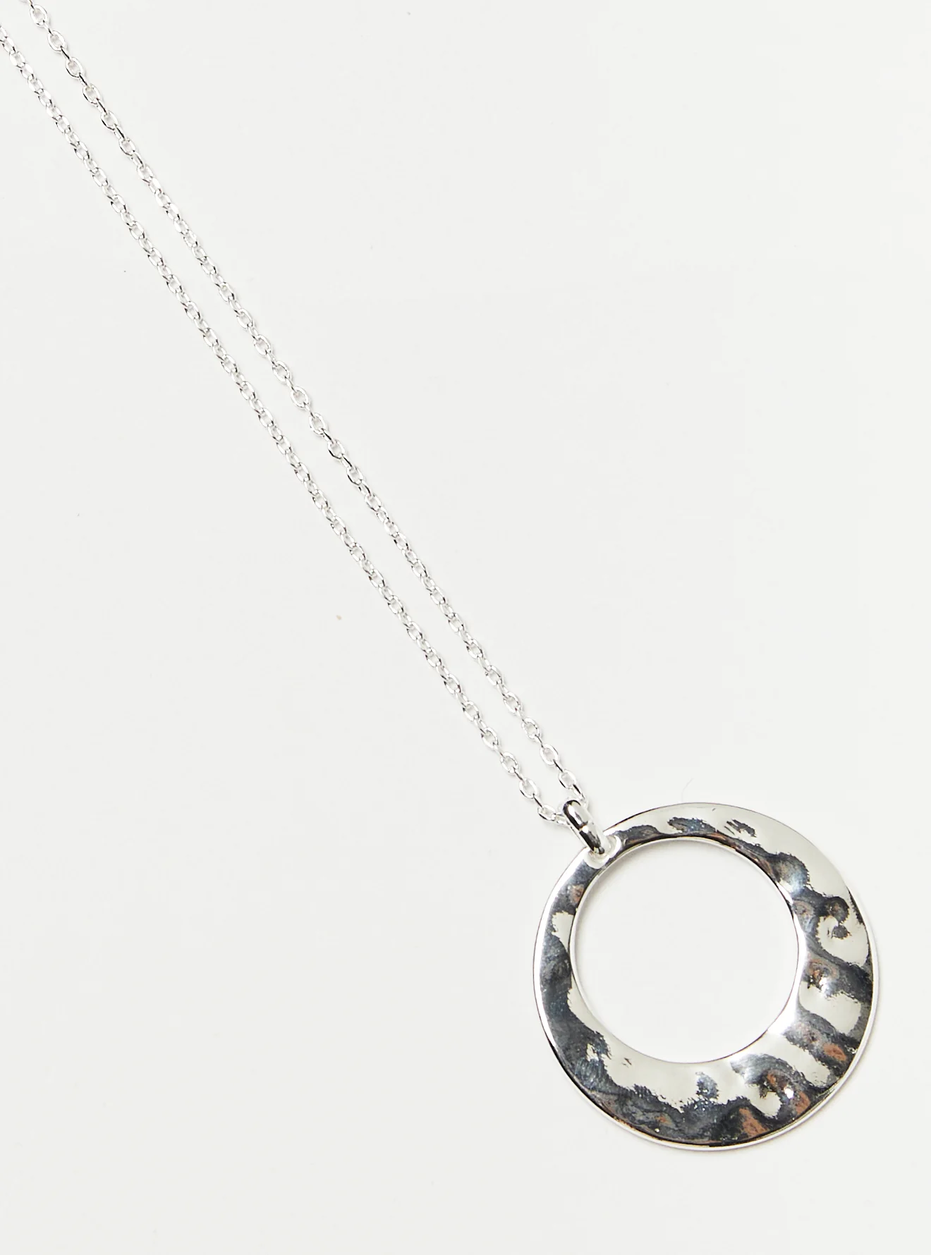 HAMMERED CIRCLE NECKLACE